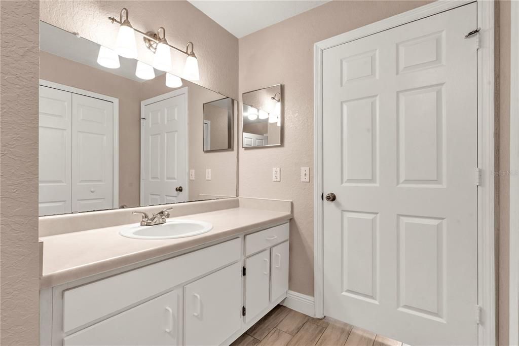 For Rent: $1,400 (1 beds, 1 baths, 915 Square Feet)