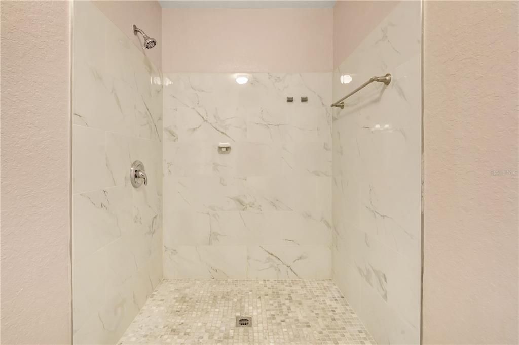 For Rent: $1,400 (1 beds, 1 baths, 915 Square Feet)
