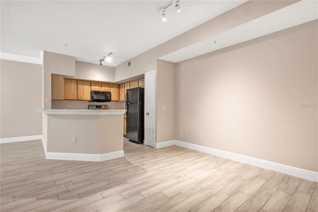 For Rent: $1,400 (1 beds, 1 baths, 915 Square Feet)