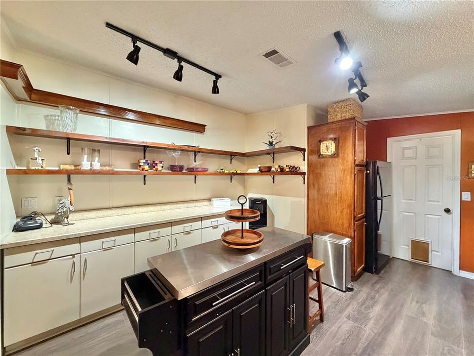 For Sale: $650,000 (3 beds, 2 baths, 1404 Square Feet)