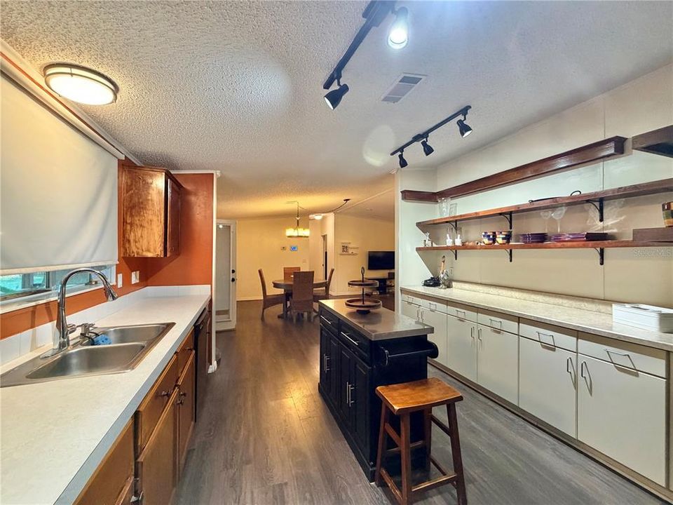 For Sale: $650,000 (3 beds, 2 baths, 1404 Square Feet)