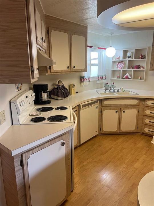 На продажу: $89,500 (2 спален, 2 ванн, 1306 Квадратных фут)