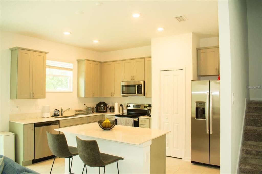 For Rent: $2,150 (3 beds, 2 baths, 1843 Square Feet)