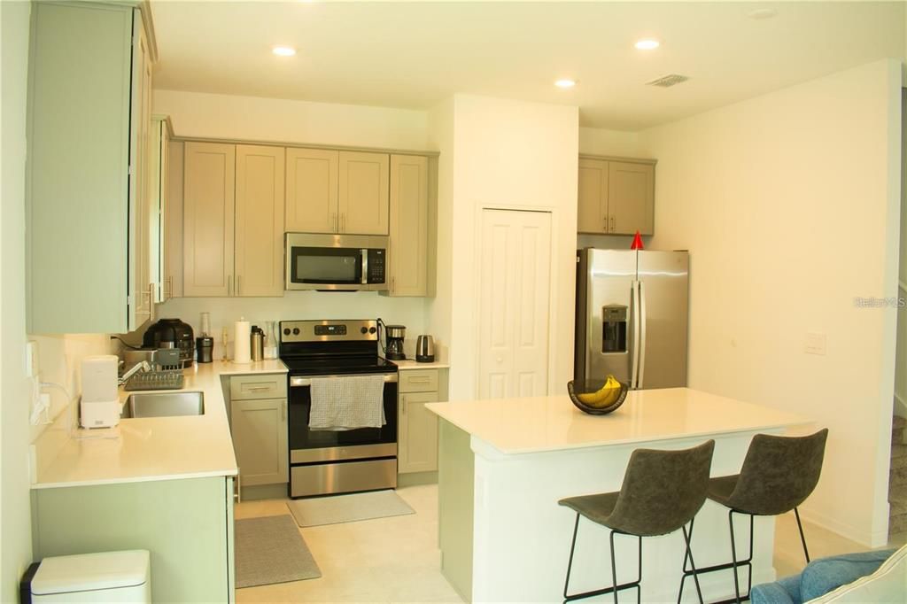 For Rent: $2,150 (3 beds, 2 baths, 1843 Square Feet)