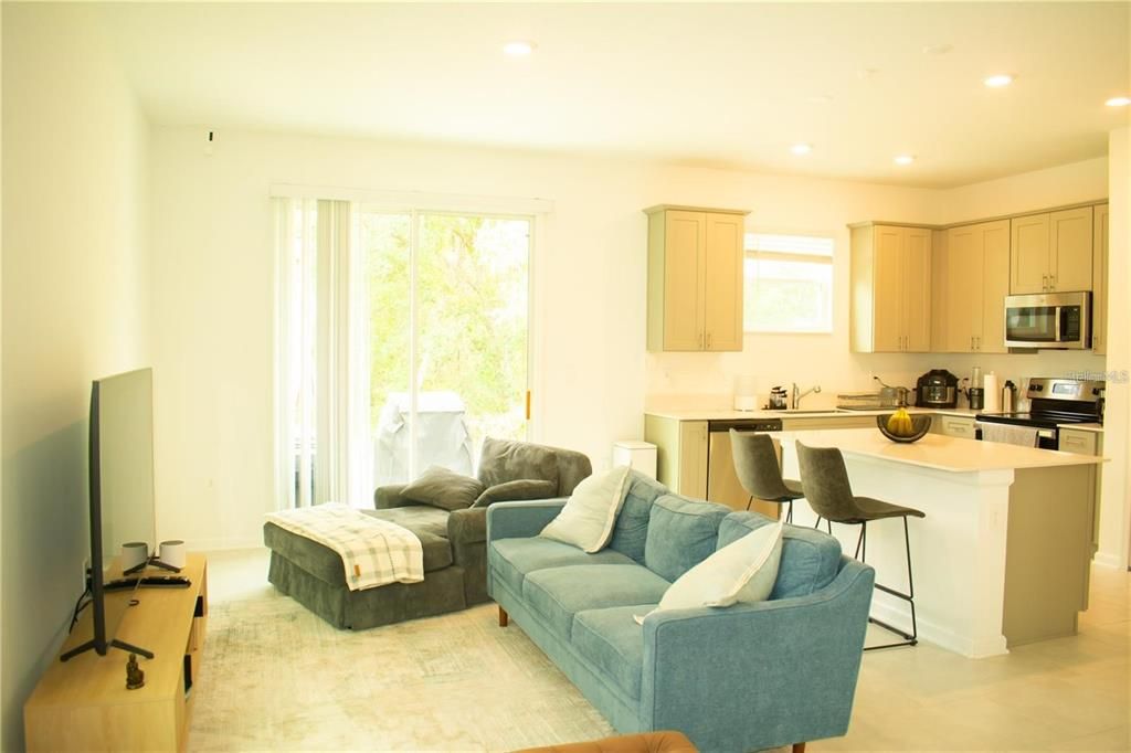 For Rent: $2,150 (3 beds, 2 baths, 1843 Square Feet)