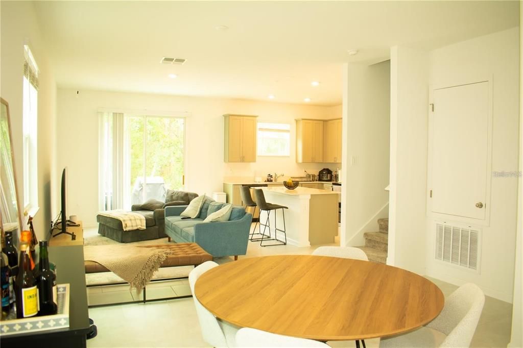 For Rent: $2,150 (3 beds, 2 baths, 1843 Square Feet)