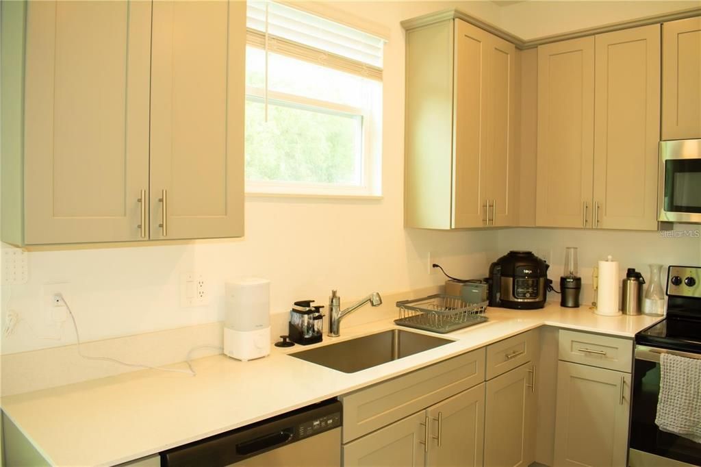 For Rent: $2,150 (3 beds, 2 baths, 1843 Square Feet)