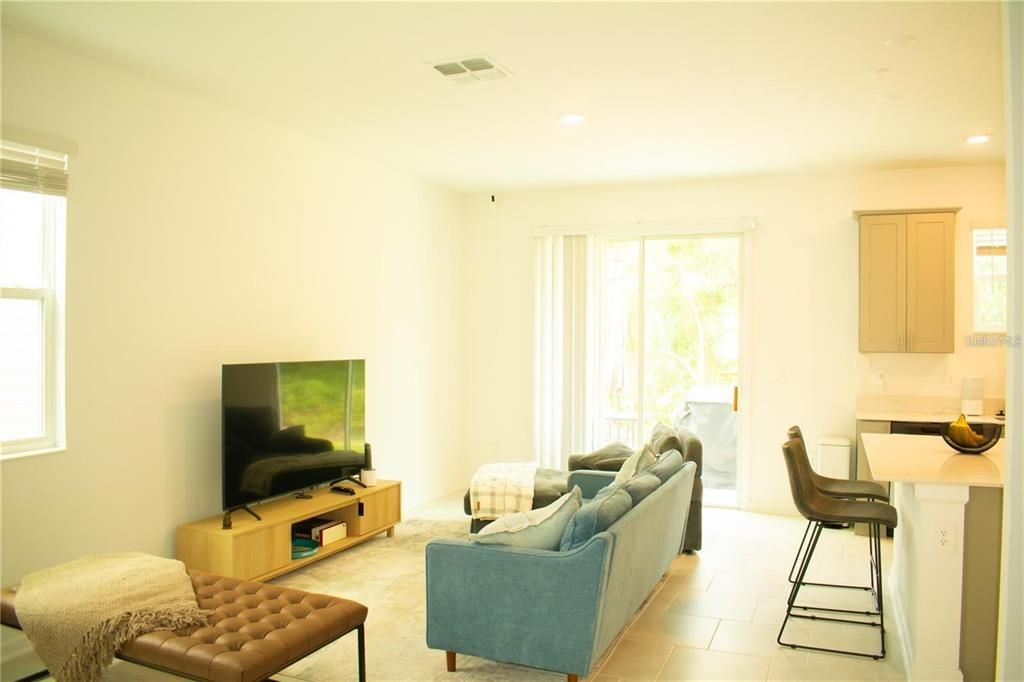 For Rent: $2,150 (3 beds, 2 baths, 1843 Square Feet)