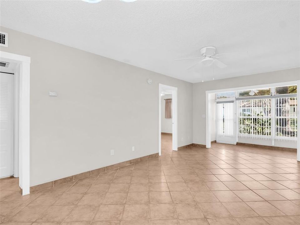 На продажу: $109,900 (2 спален, 2 ванн, 806 Квадратных фут)