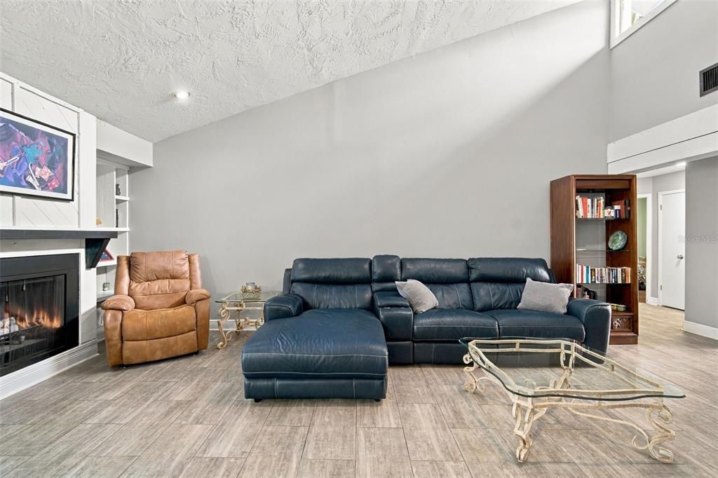 На продажу: $379,900 (3 спален, 2 ванн, 1328 Квадратных фут)