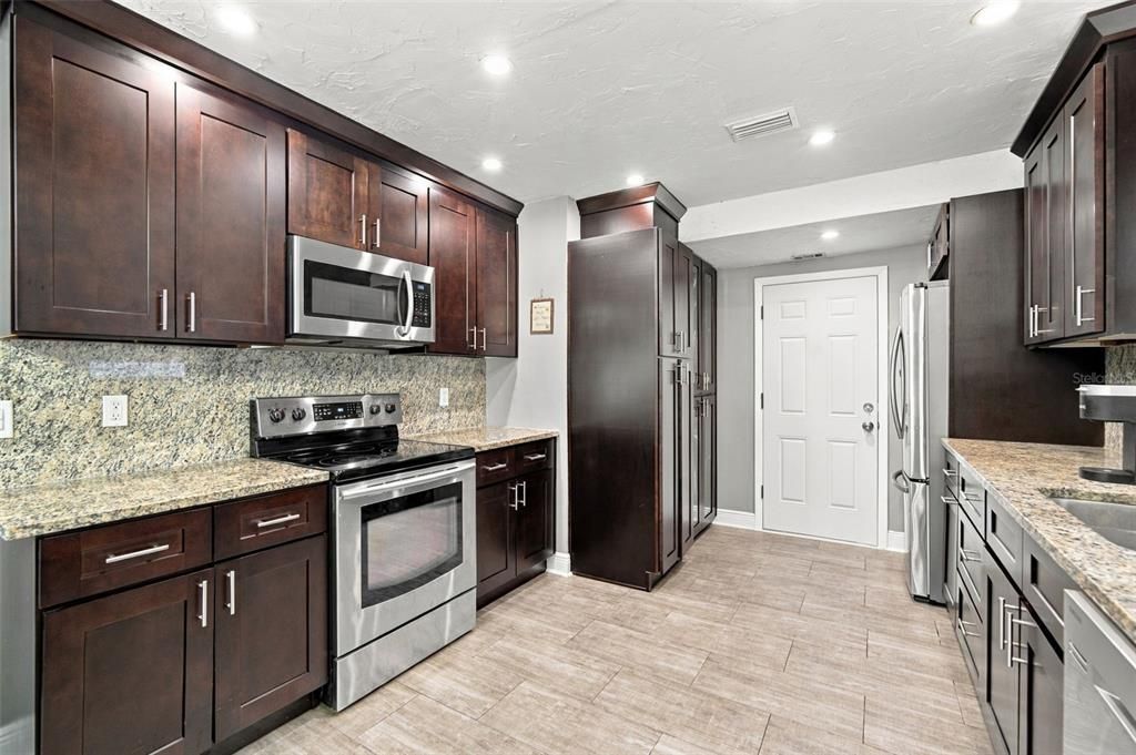 На продажу: $379,900 (3 спален, 2 ванн, 1328 Квадратных фут)