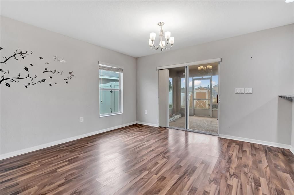 En Venta: $299,900 (4 camas, 2 baños, 1922 Pies cuadrados)