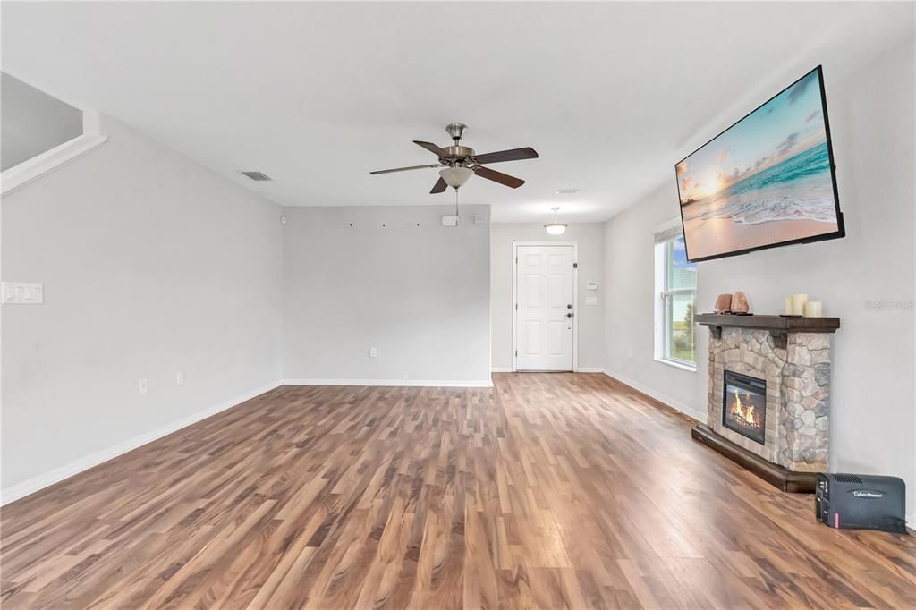 En Venta: $299,900 (4 camas, 2 baños, 1922 Pies cuadrados)