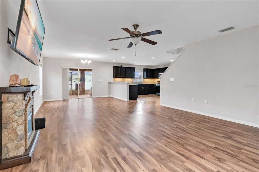 En Venta: $299,900 (4 camas, 2 baños, 1922 Pies cuadrados)