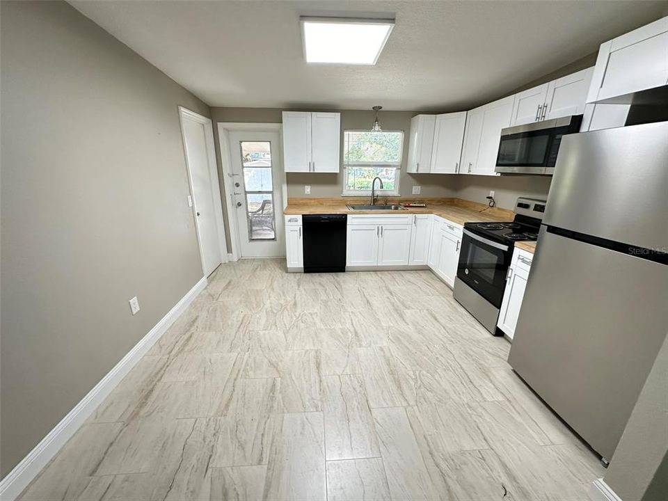 For Rent: $1,900 (3 beds, 1 baths, 1000 Square Feet)