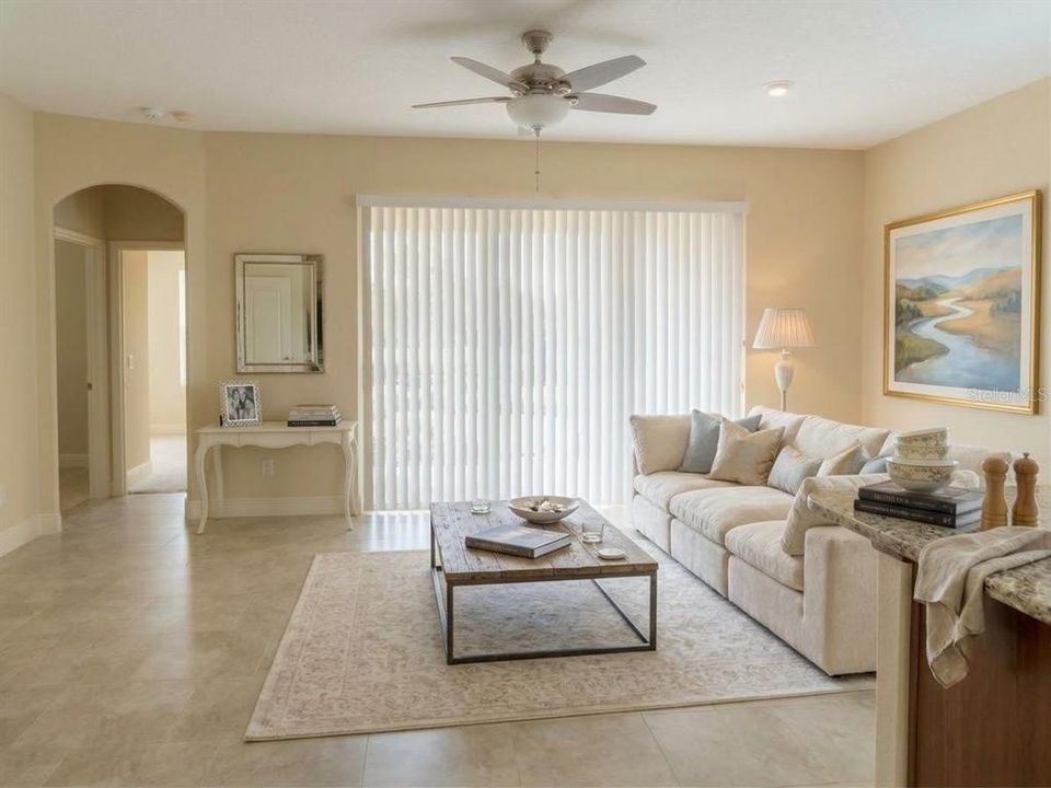 En Venta: $575,000 (4 camas, 2 baños, 2484 Pies cuadrados)