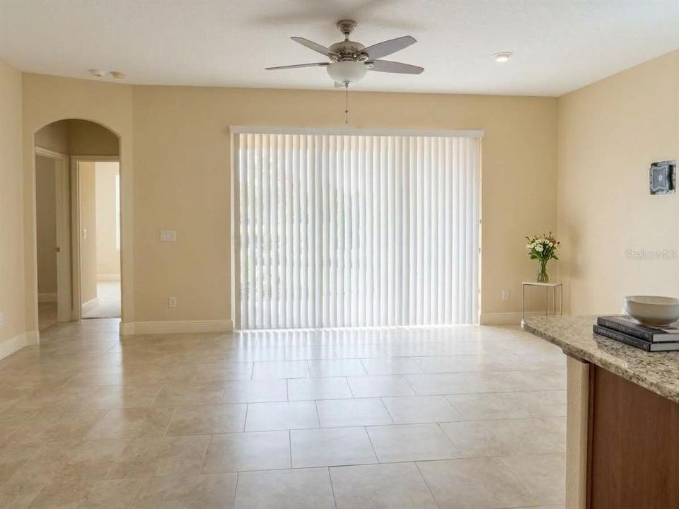 En Venta: $575,000 (4 camas, 2 baños, 2484 Pies cuadrados)