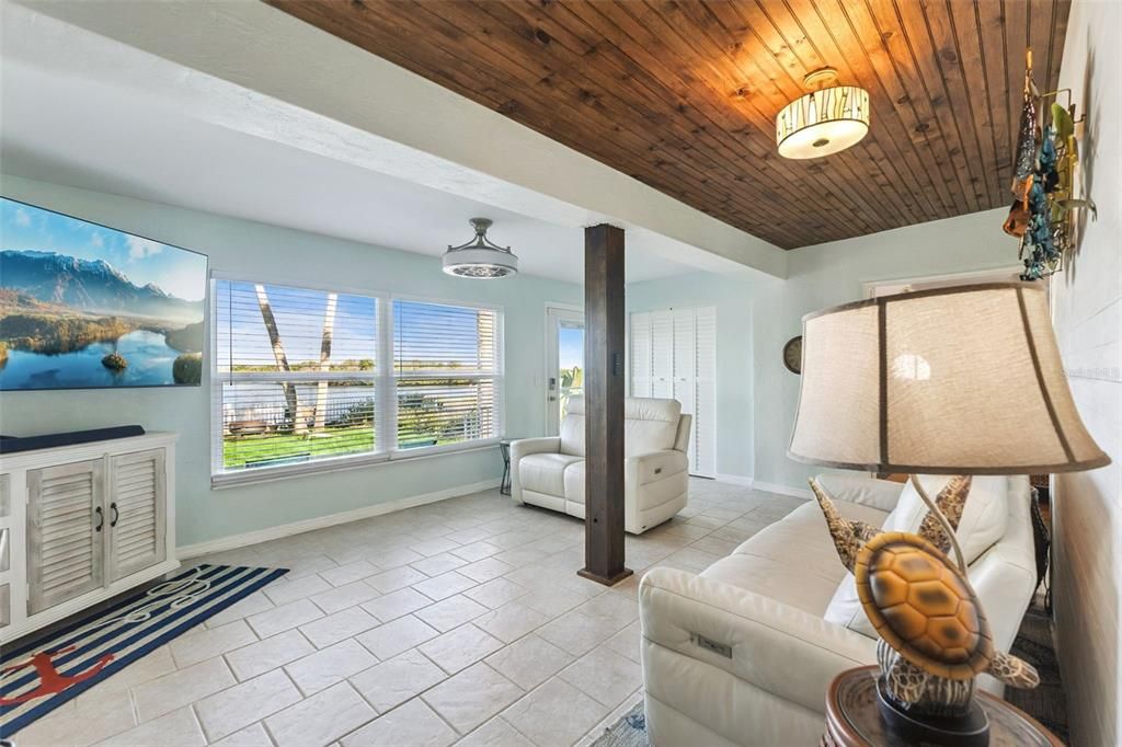 For Sale: $975,000 (2 beds, 1 baths, 1340 Square Feet)