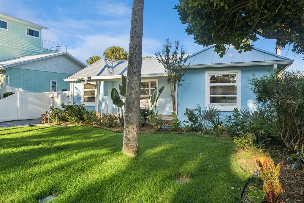 For Sale: $975,000 (2 beds, 1 baths, 1340 Square Feet)