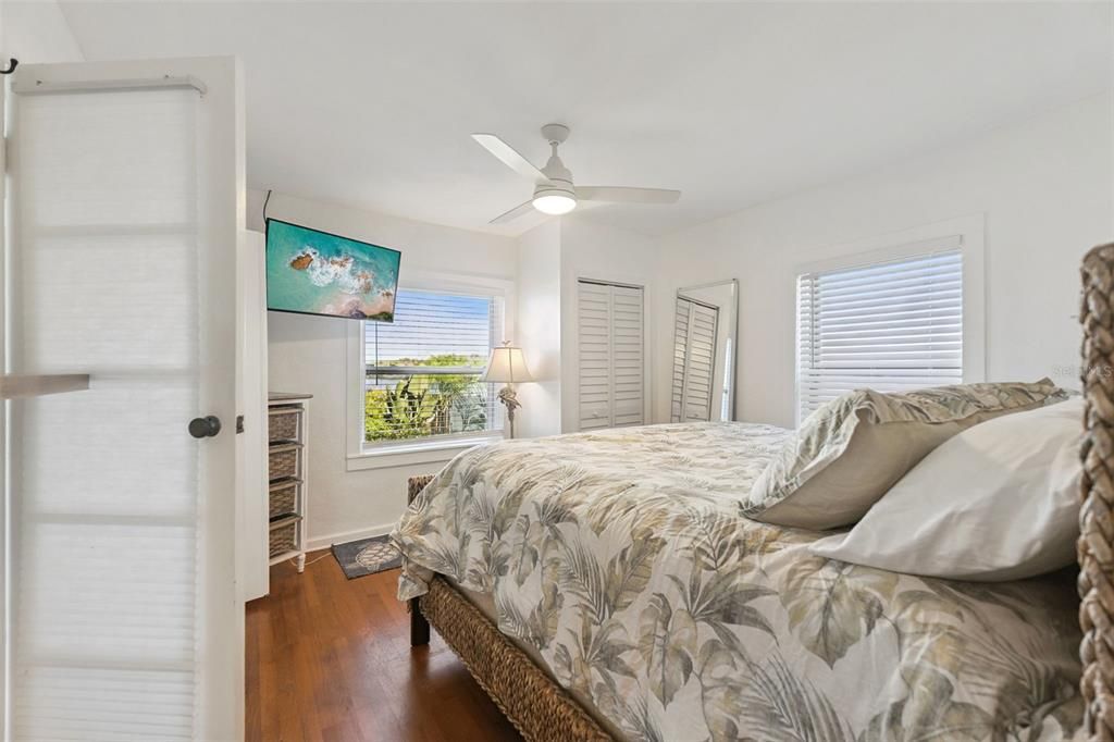 For Sale: $975,000 (2 beds, 1 baths, 1340 Square Feet)