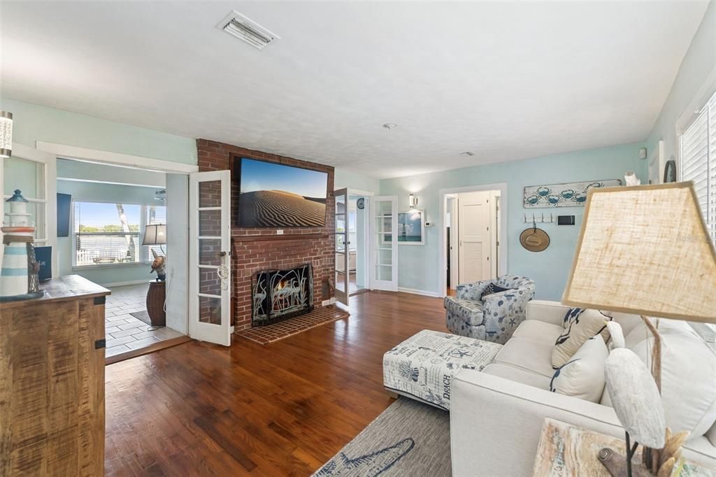 For Sale: $975,000 (2 beds, 1 baths, 1340 Square Feet)