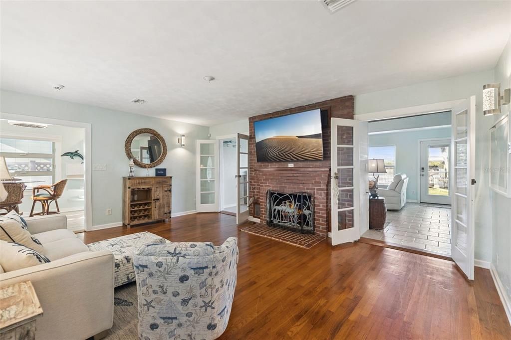 For Sale: $975,000 (2 beds, 1 baths, 1340 Square Feet)