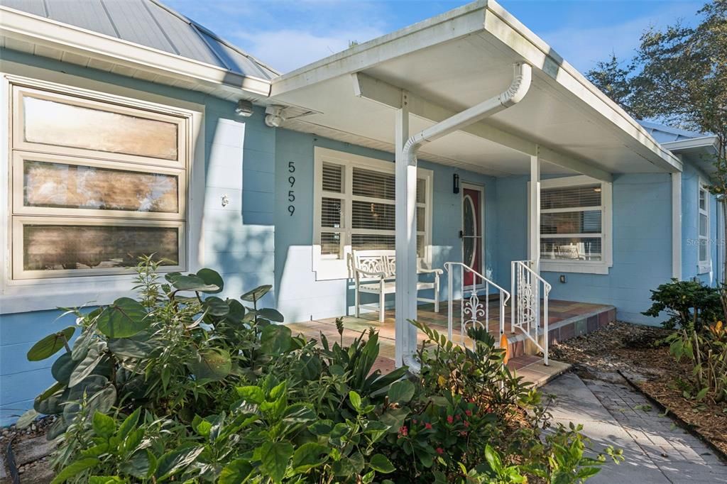 For Sale: $975,000 (2 beds, 1 baths, 1340 Square Feet)