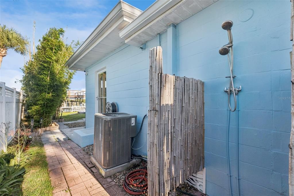 For Sale: $975,000 (2 beds, 1 baths, 1340 Square Feet)