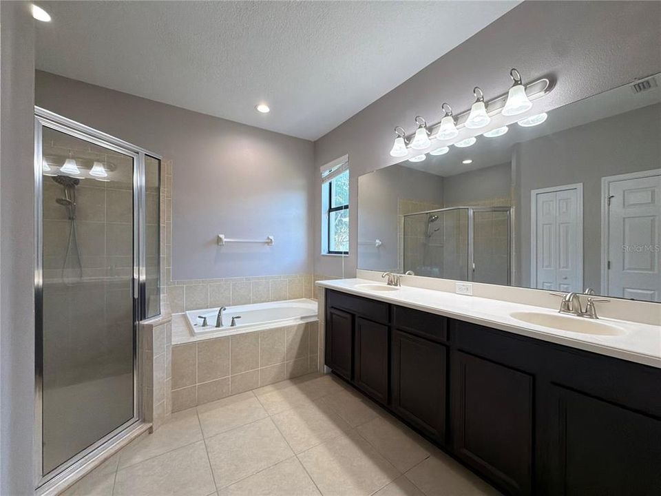 For Sale: $585,000 (5 beds, 4 baths, 3892 Square Feet)