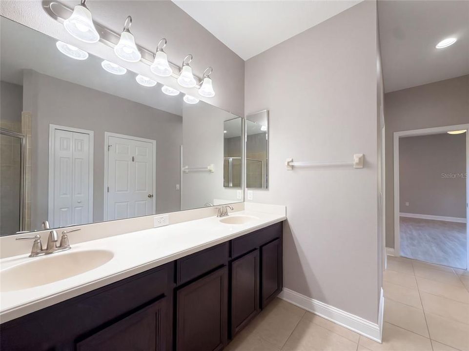 For Sale: $585,000 (5 beds, 4 baths, 3892 Square Feet)