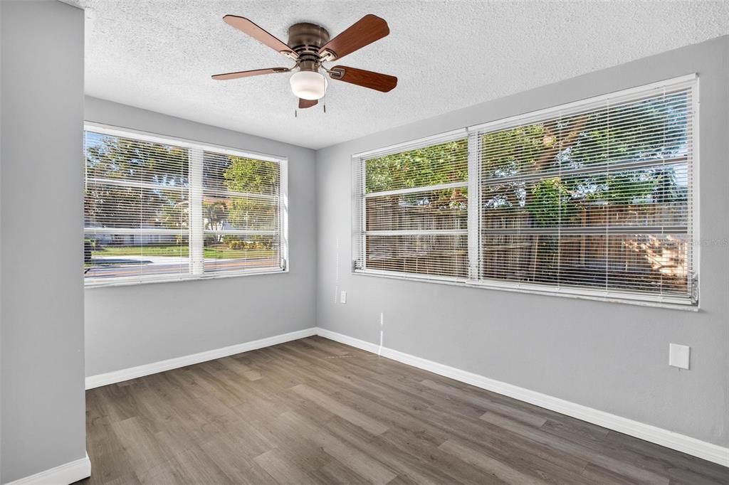 For Rent: $1,695 (3 beds, 2 baths, 986 Square Feet)