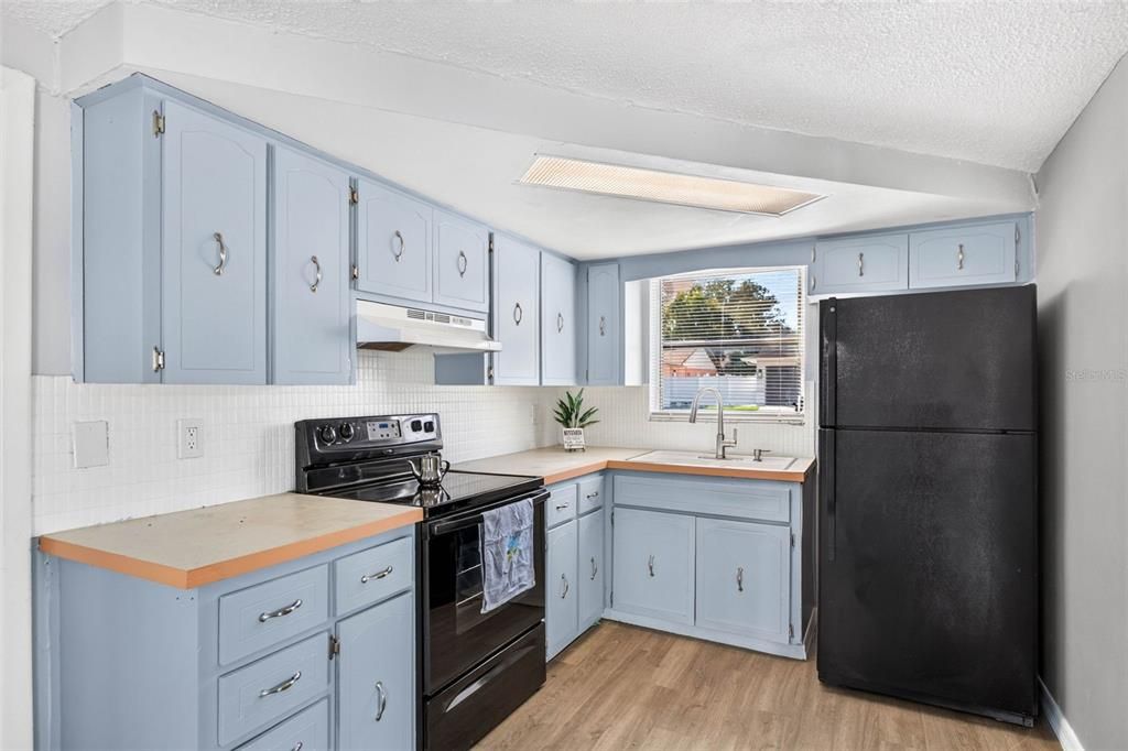 For Rent: $1,695 (3 beds, 2 baths, 986 Square Feet)