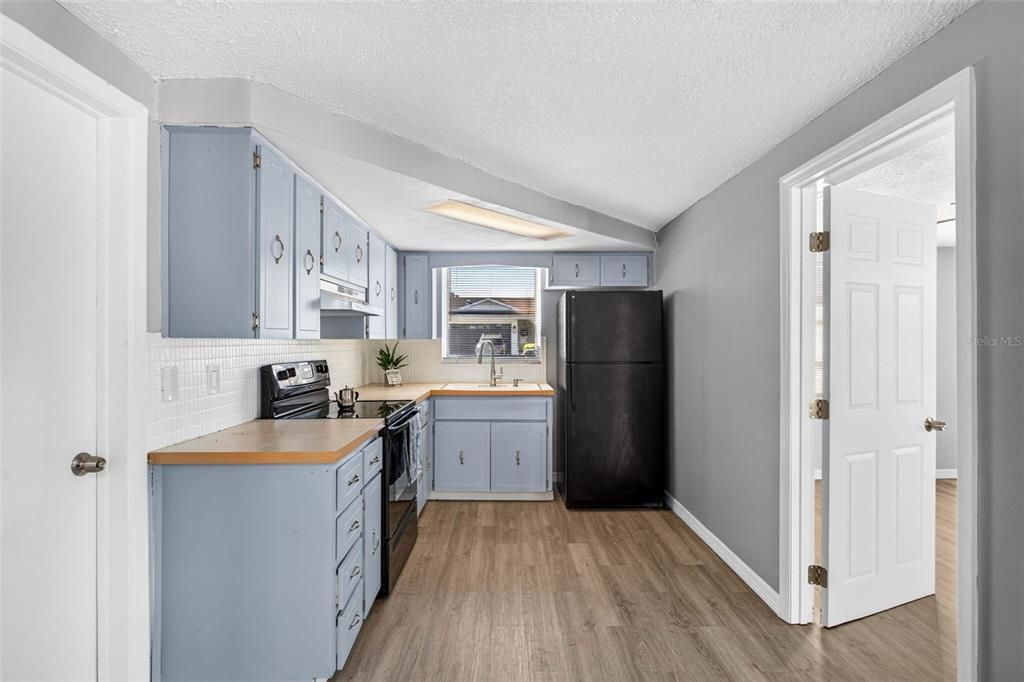 For Rent: $1,695 (3 beds, 2 baths, 986 Square Feet)