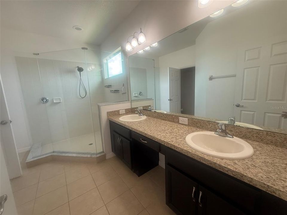 For Rent: $3,000 (5 beds, 3 baths, 3106 Square Feet)