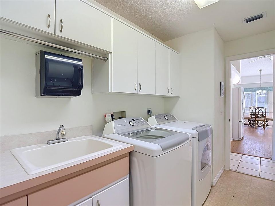 En Venta: $395,000 (4 camas, 3 baños, 2268 Pies cuadrados)