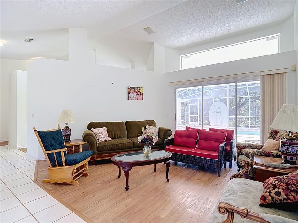 En Venta: $395,000 (4 camas, 3 baños, 2268 Pies cuadrados)