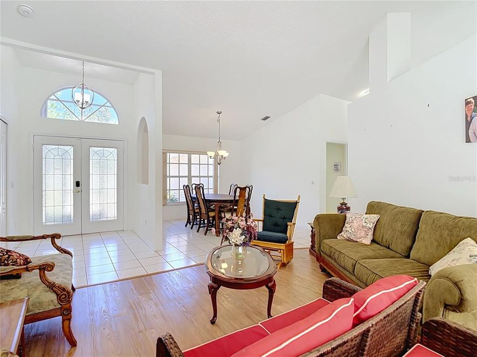 En Venta: $395,000 (4 camas, 3 baños, 2268 Pies cuadrados)