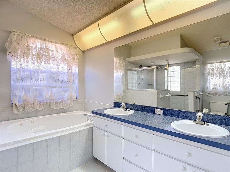 En Venta: $395,000 (4 camas, 3 baños, 2268 Pies cuadrados)