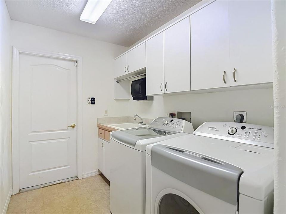 En Venta: $395,000 (4 camas, 3 baños, 2268 Pies cuadrados)