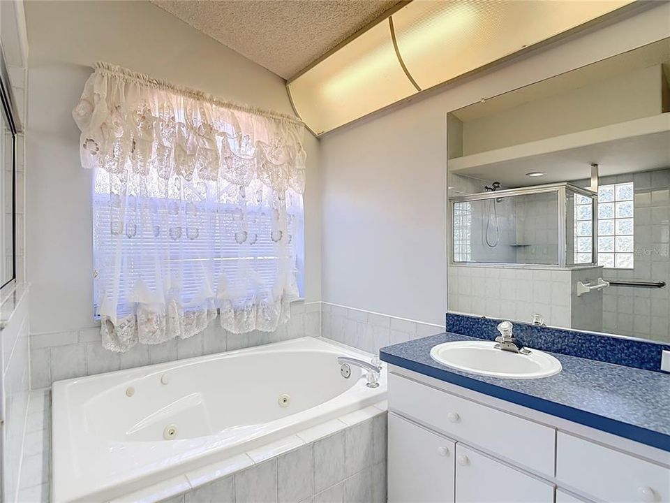 En Venta: $395,000 (4 camas, 3 baños, 2268 Pies cuadrados)