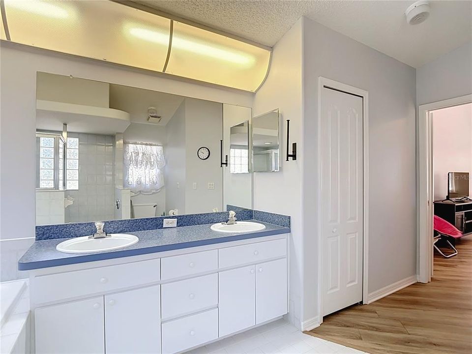 En Venta: $395,000 (4 camas, 3 baños, 2268 Pies cuadrados)
