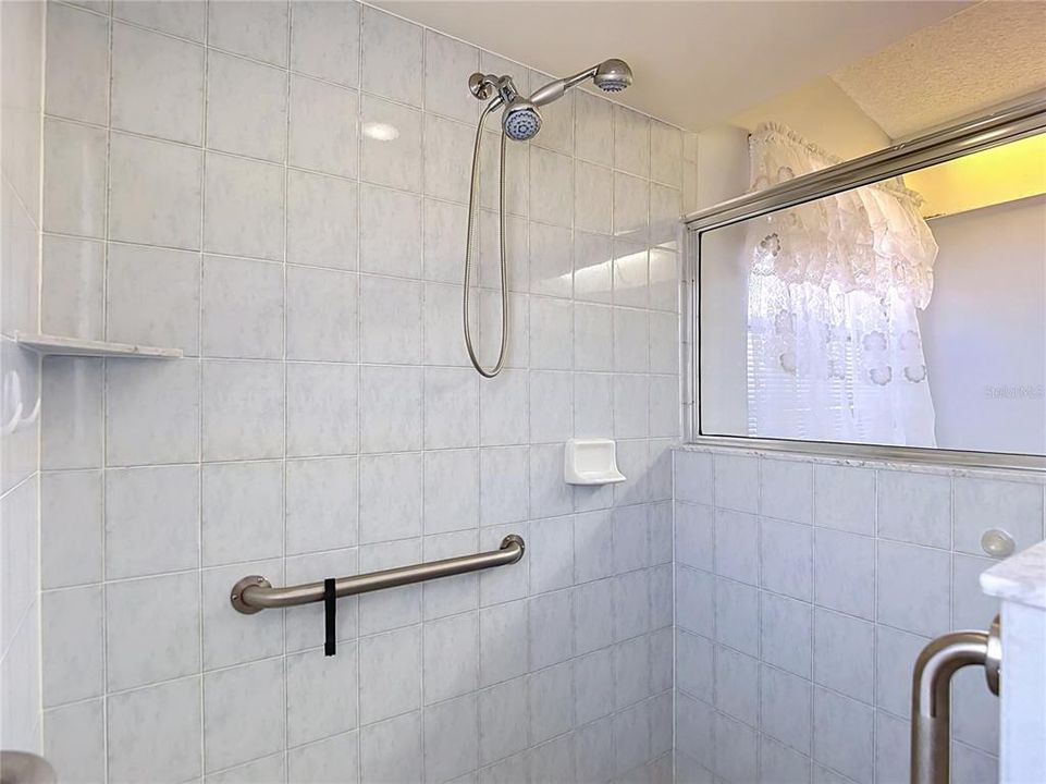 En Venta: $395,000 (4 camas, 3 baños, 2268 Pies cuadrados)