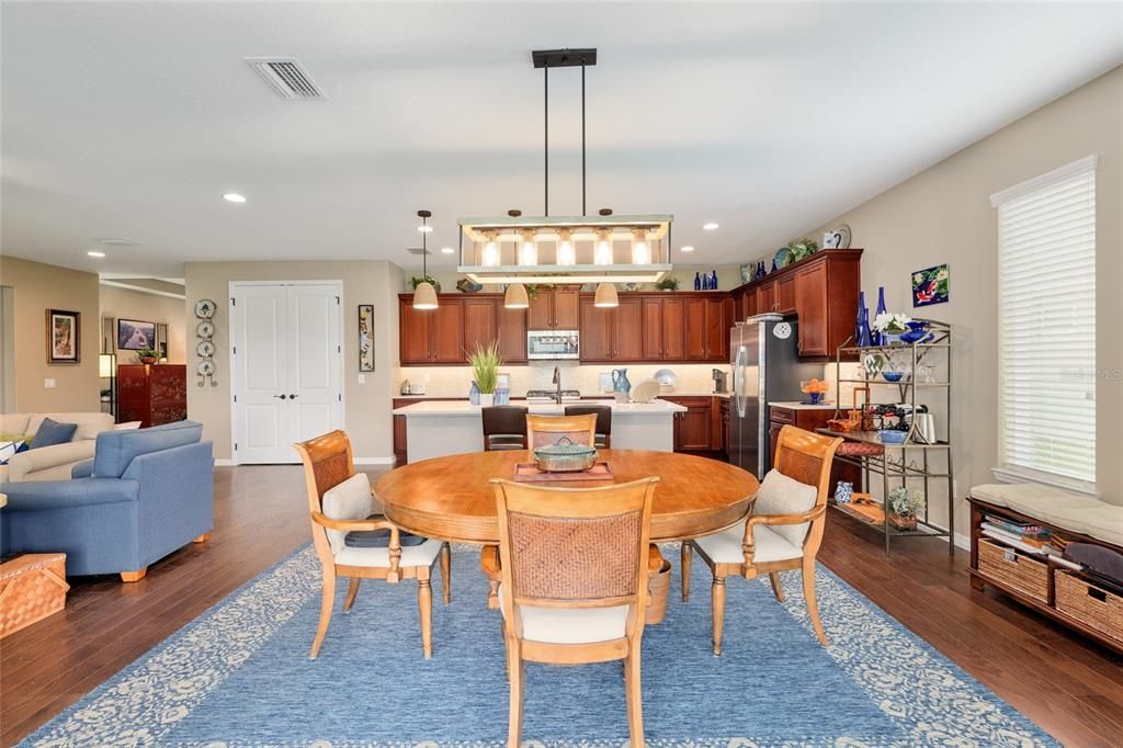 En Venta: $545,000 (3 camas, 3 baños, 2360 Pies cuadrados)