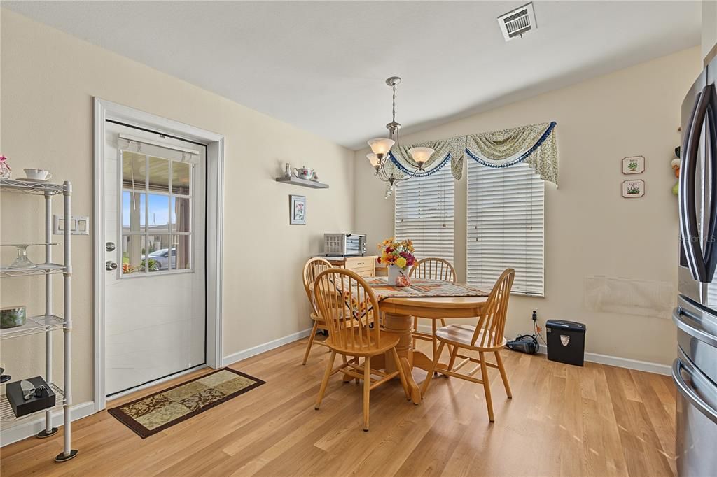 For Sale: $215,000 (3 beds, 2 baths, 1188 Square Feet)