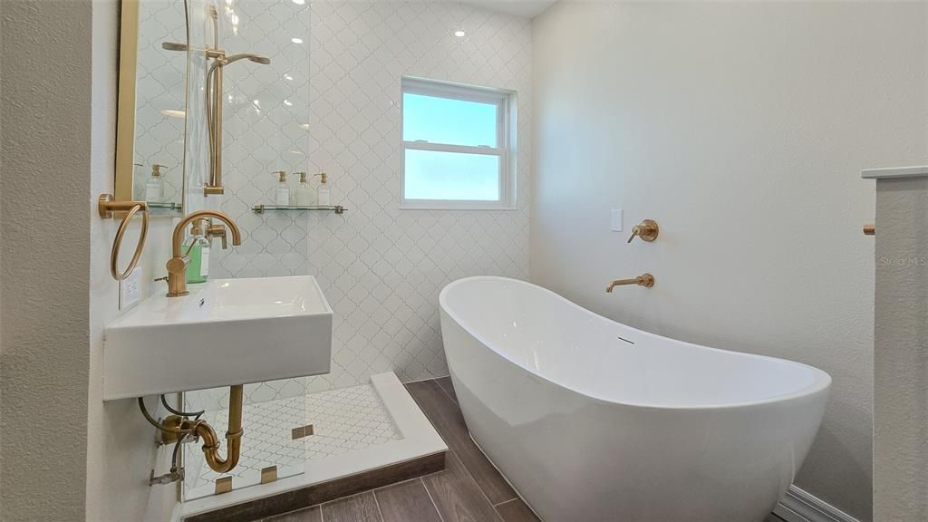 For Rent: $3,800 (3 beds, 2 baths, 1588 Square Feet)