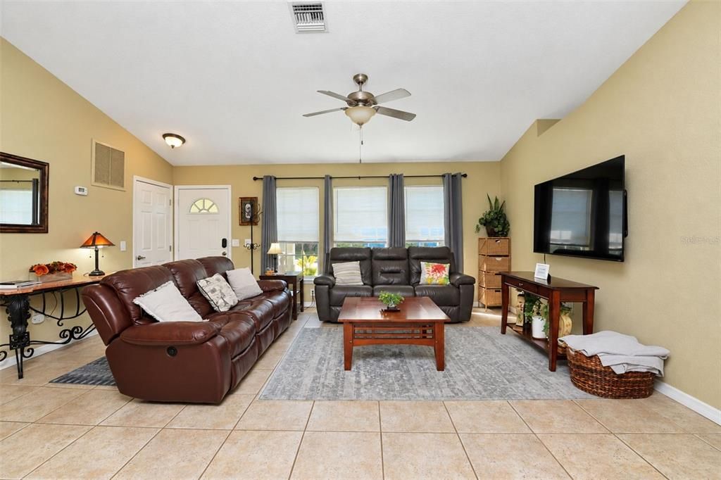 For Sale: $325,000 (3 beds, 2 baths, 1148 Square Feet)