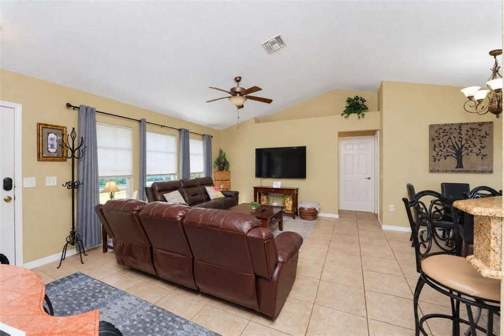 For Sale: $325,000 (3 beds, 2 baths, 1148 Square Feet)