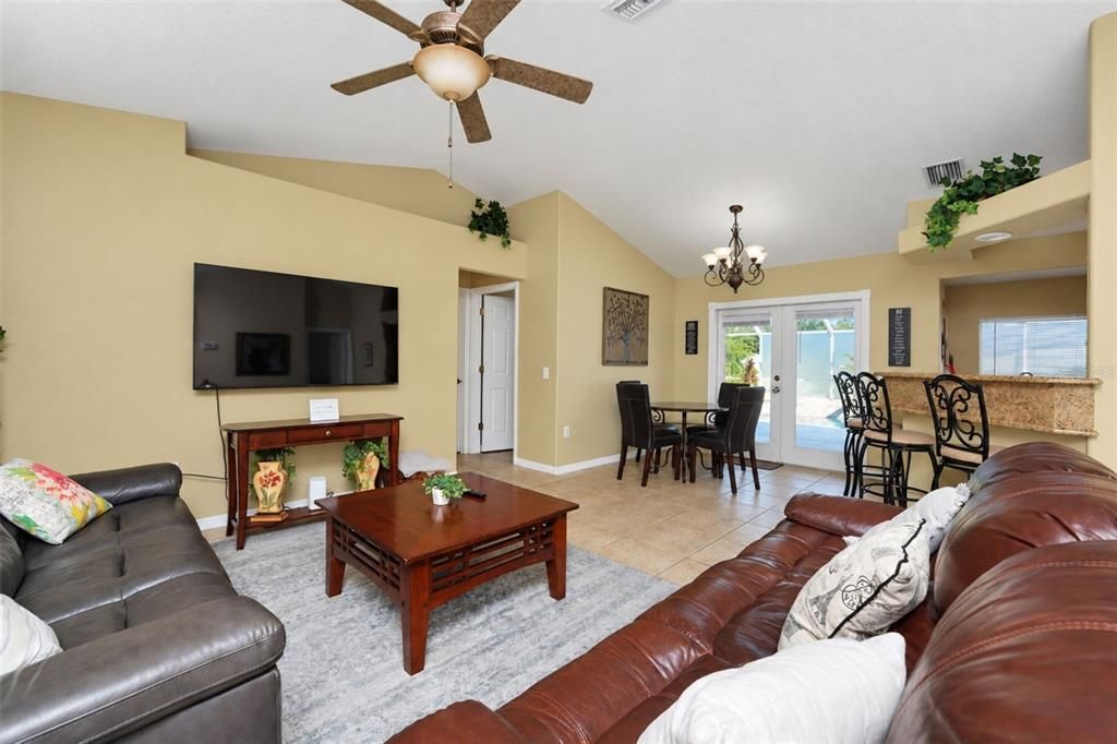For Sale: $325,000 (3 beds, 2 baths, 1148 Square Feet)