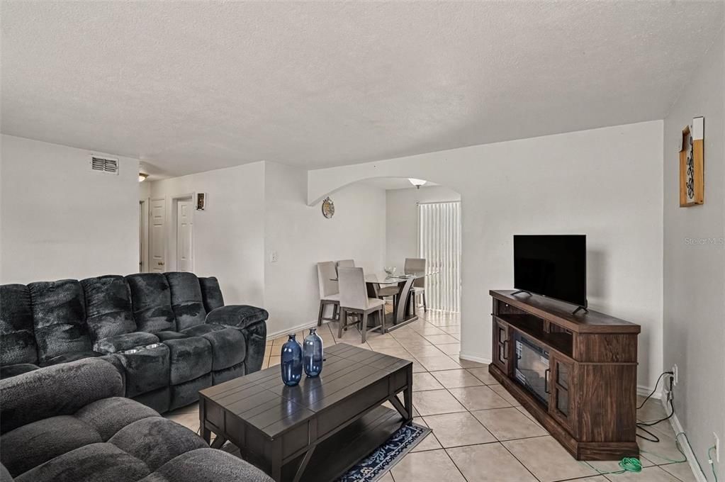 For Sale: $320,000 (3 beds, 2 baths, 1286 Square Feet)