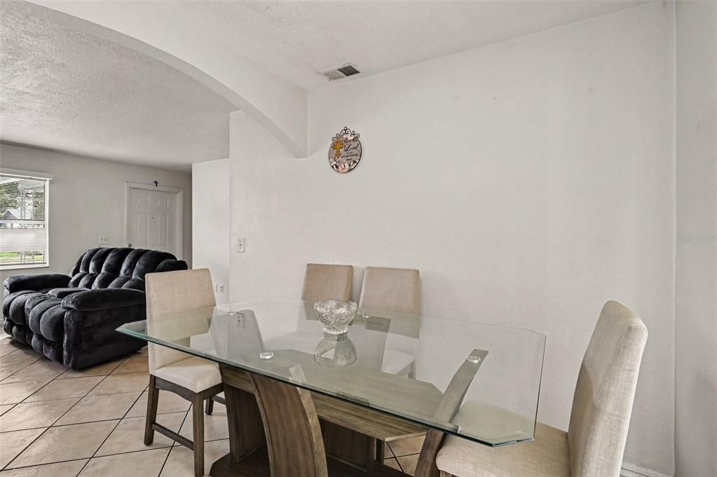 For Sale: $320,000 (3 beds, 2 baths, 1286 Square Feet)